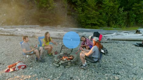 Animation-Eines-Netzwerks-Von-Verbindungen-Mit-Symbolen-über-Verschiedene-Freunde,-Die-In-Der-Natur-Campen