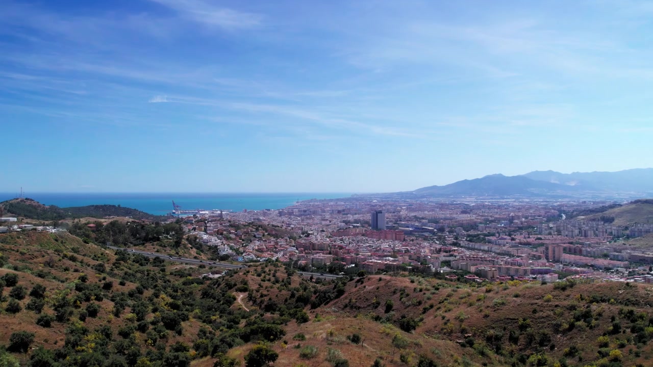 Rivelazione aerea della città di Malaga dalle colline circostanti, Andalusia, Spagna