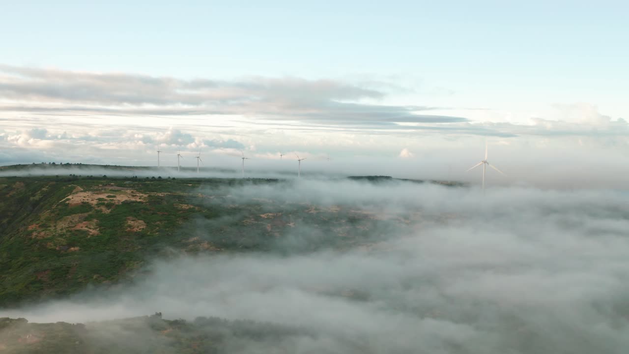 las nubes terrestres fluyen sobre una meseta natural elevada con turbinas eólicas en madeira