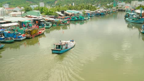 Ländliches-Asiatisches-Holzboot,-Das-Durch-Schmutzige-Wasserstraße-Im-Schwimmenden-Markt-Segelt