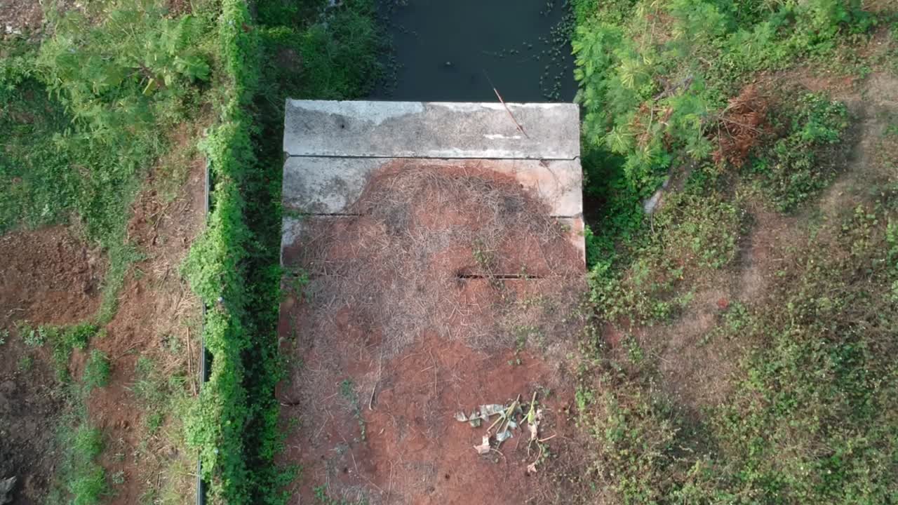 toma aérea de drones de alcantarillado estancado contaminado o río lleno de basura