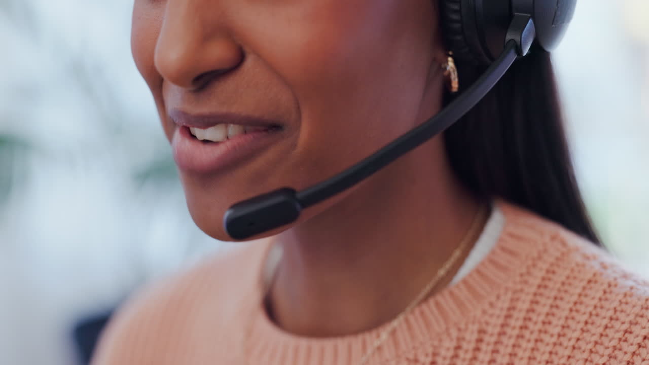 Donna felice, call center e consulenza verbale