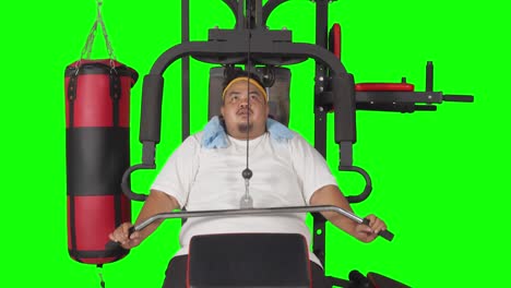 ejercicio de hombre con sobrepeso en máquina de levantamiento de pesas
