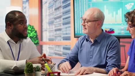 senior people signing the new retirement plan contract with agency expert