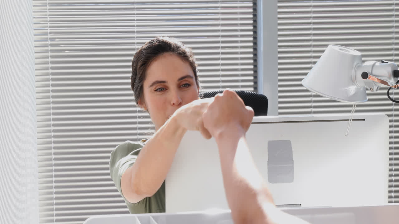 행복한 임원들이 서로 주먹을 맞대고 4k