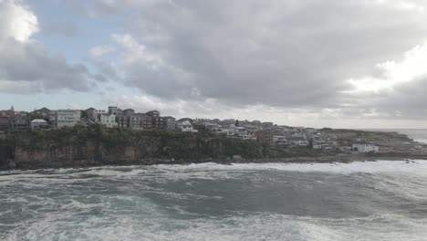 Enthüllen-Aufnahme-Von-Häusern-Auf-Klippen-Mit-Stürmischen-Wellen-In-Der-Nähe-Von-Gordons-Bay---Cliffbrook-Parade-In-Coogee,-Nsw,-Australien