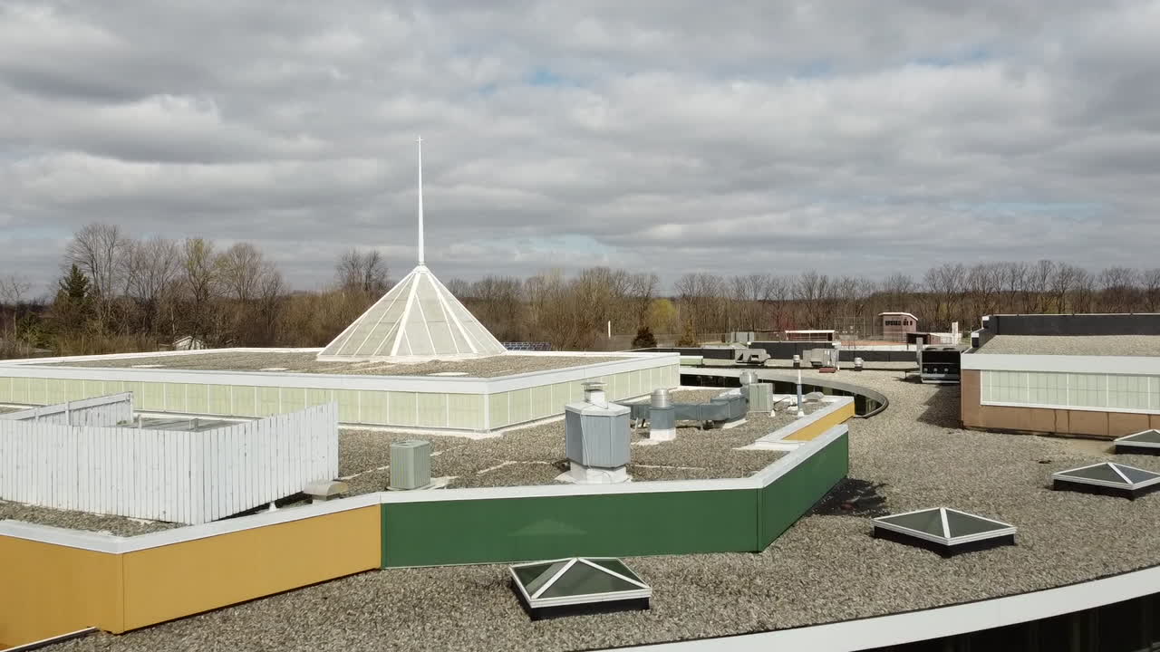 imágenes aéreas de drones de establecimiento de toda la iglesia