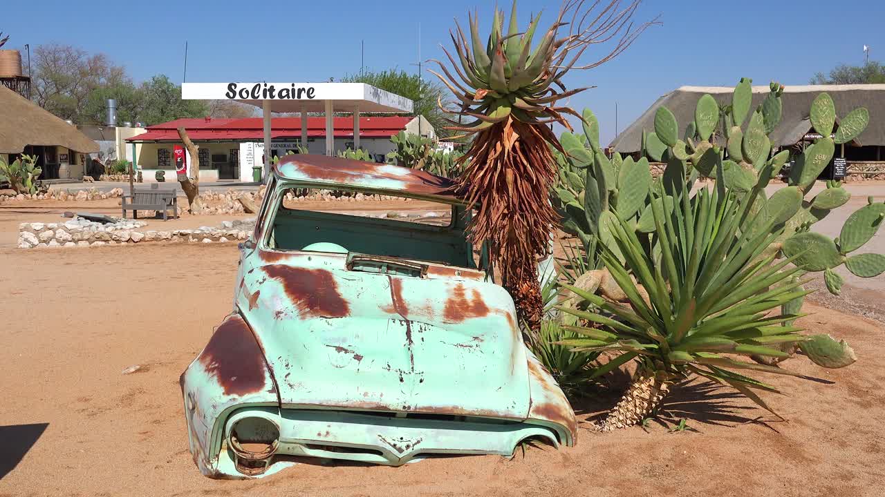 el pequeño pueblo de solitaire namibia ofrece una gasolinera y un pequeño oasis rodeado de coches abandonados 5