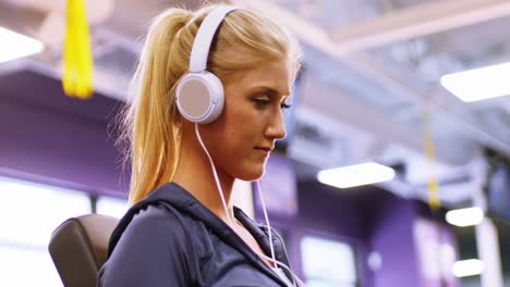 mujer en forma haciendo ejercicio en una máquina