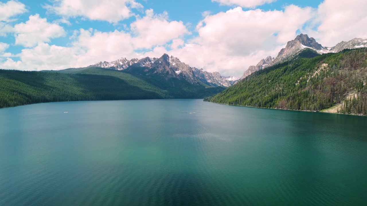 Um lago cênico cercado por montanhas