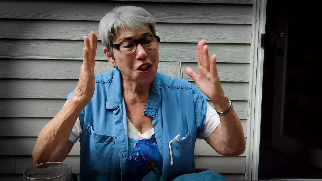 Donna anziana che parla all'aperto