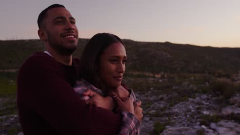 Pareja-Joven-En-Un-Viaje-Por-Carretera-Al-Atardecer