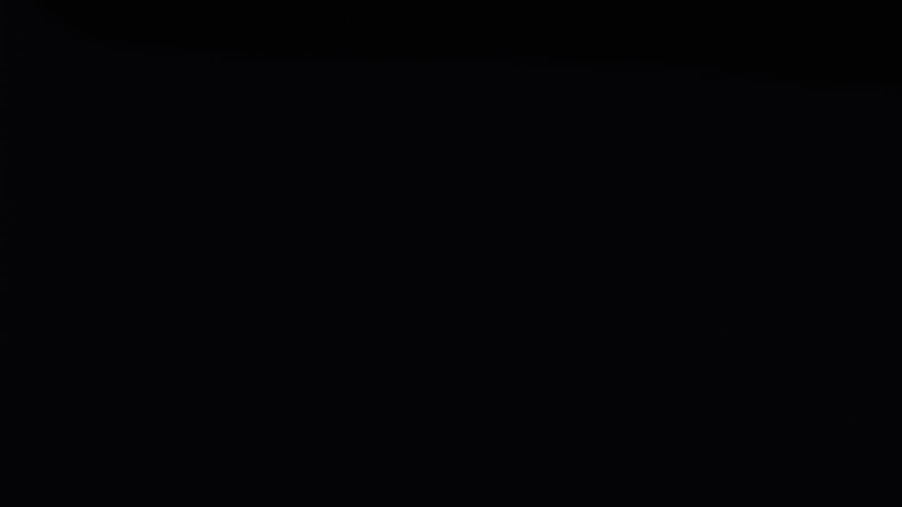 mano con la copa del ganador sobre un fondo sereno