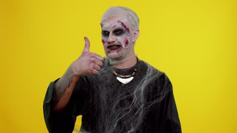 hombre siniestro halloween zombi levanta el pulgar está de acuerdo con algo o da una respuesta positiva, le gusta