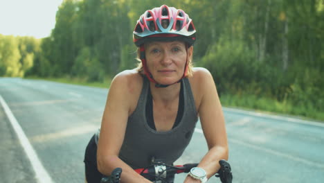 retrato de una triatleta con una bicicleta deportiva en la carretera