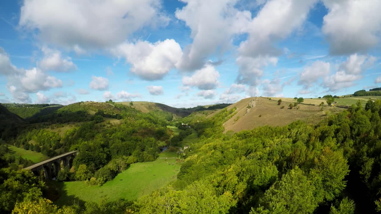 vista aérea, imágenes del viaducto de lápida en bakewell, derbyshire, el parque nacional del distrito pico, en un hermoso día de verano lleno de nubes, comúnmente utilizado por ciclistas, excursionistas, popular entre los turistas