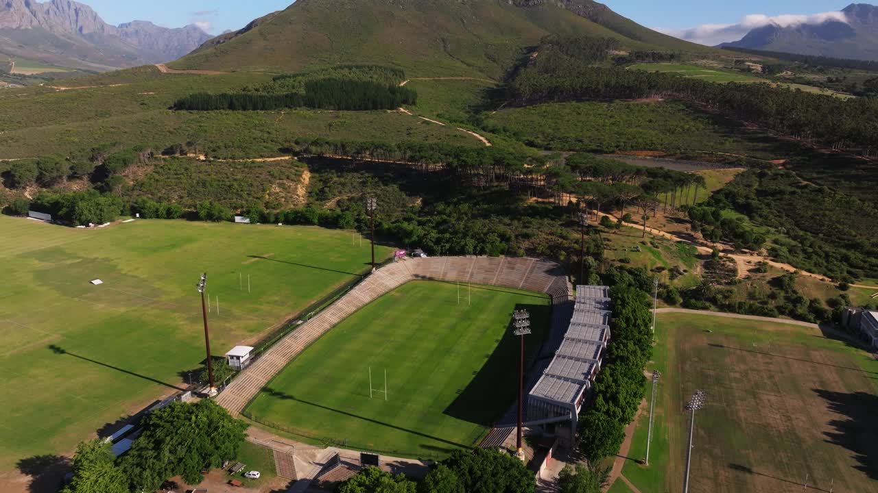 estableciendo una toma de drone del campo de rugby y el estadio en stellenbosch, sudáfrica