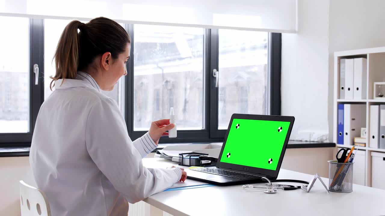 médico con computadora portátil haciendo una llamada de video en el hospital