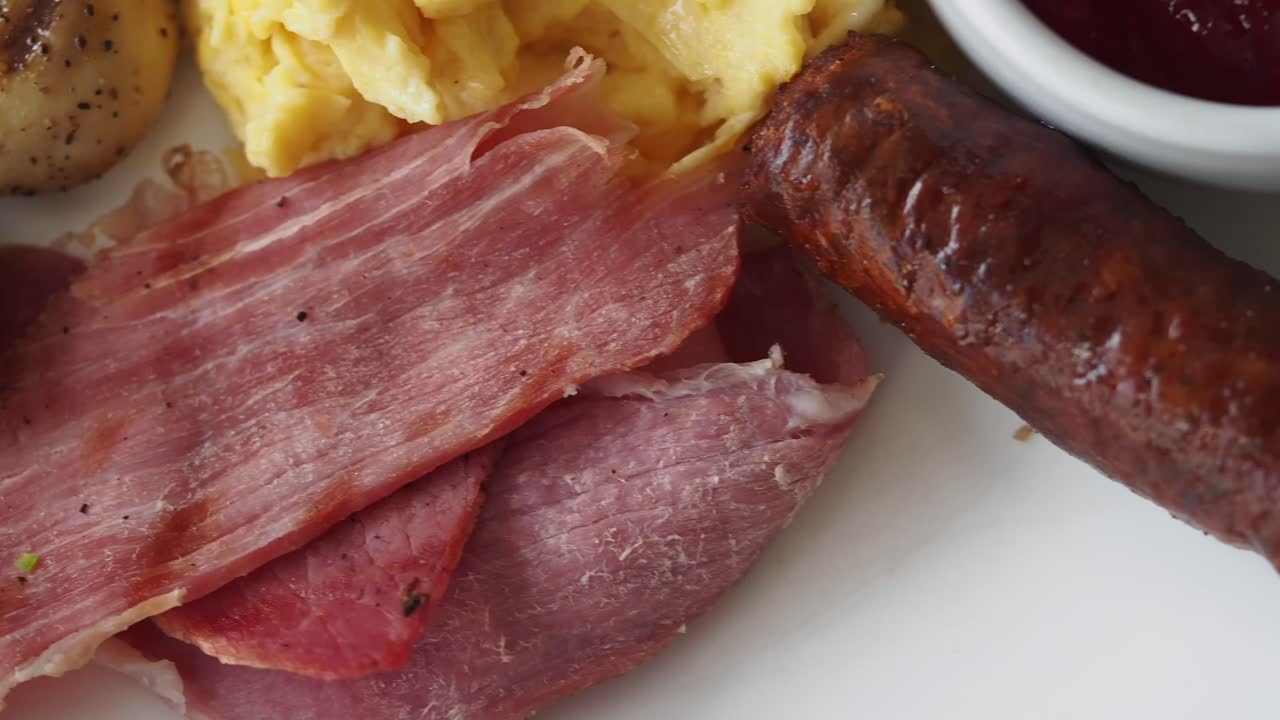 햄, 달, 버섯 을 넣은 아침 식사