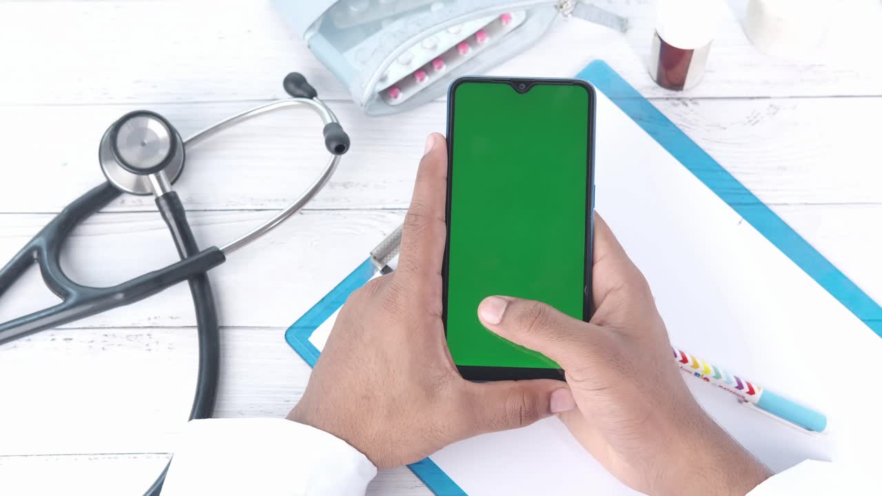 médico que utiliza un teléfono inteligente en el consultorio médico