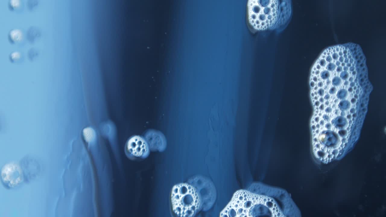 fotografía macro de burbujas de jabón la limpieza de ventanas la química fluye por el vidrio reflejando hermosamente