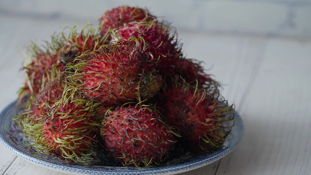 Những quả chôm chôm tươi trên đĩa trang trí