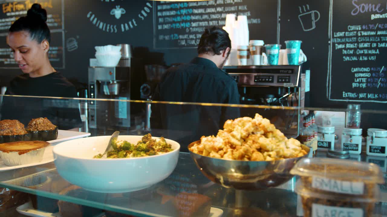 커피에서 음식과 음료를 준비하는 직원