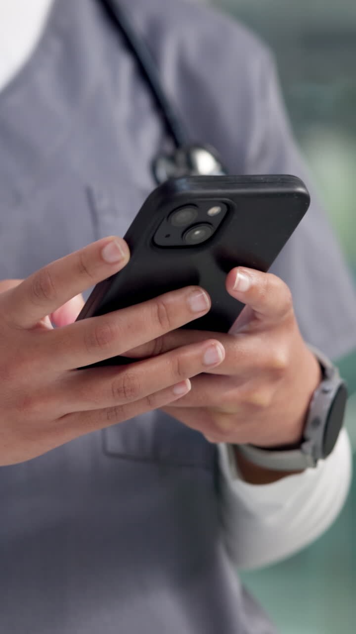 Professionista del settore medico che utilizza uno smartphone