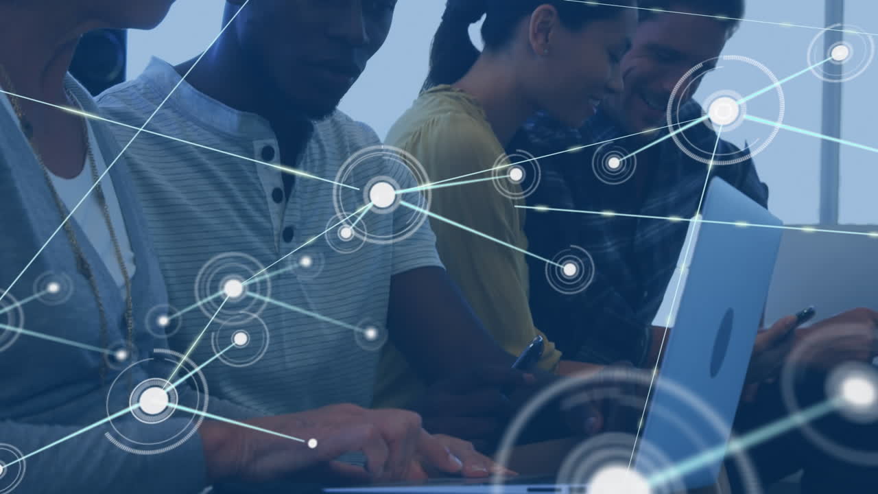 사무실에서 노트북을 통해 토론하는 다양한 남성과 여성에 대한 연결 네트워크의 애니메이션