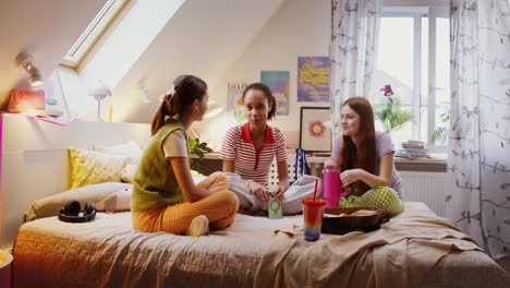 chicas adolescentes pasando tiempo juntas