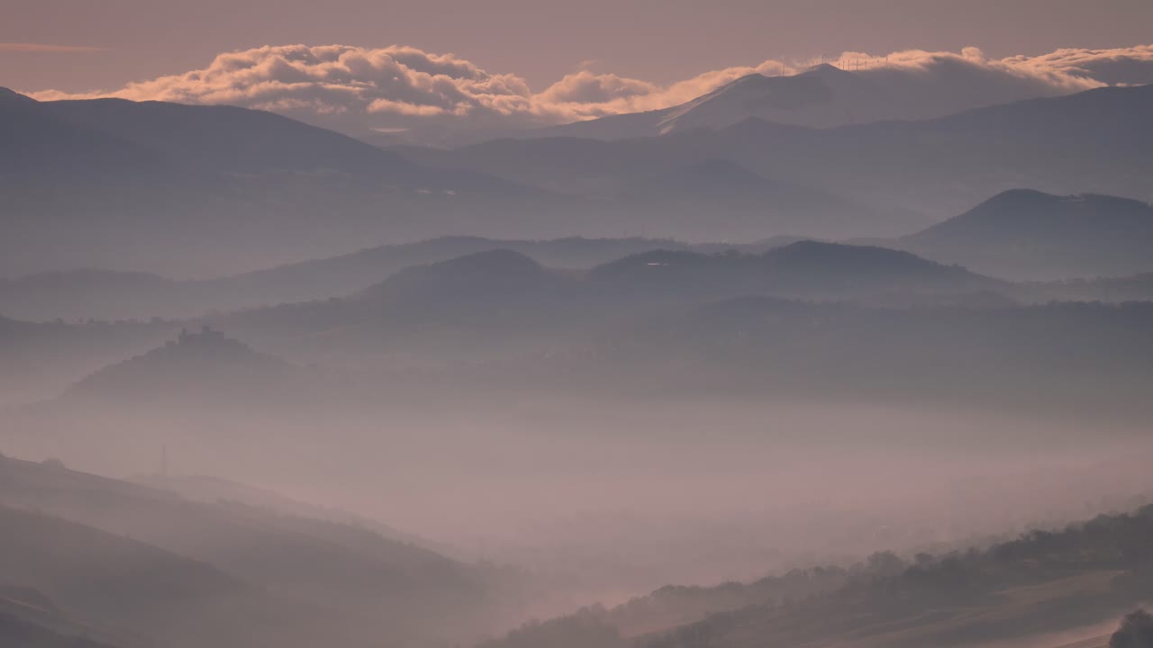 이탈리아 아브루조 주 가디아그레레에서 주변 시골과 언덕의 풍경