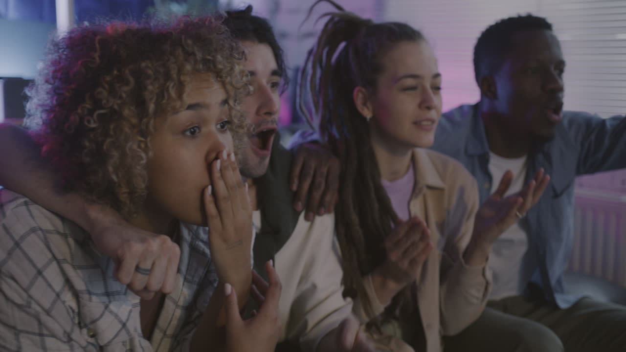 Amici che guardano la TV, un quiz o un film insieme