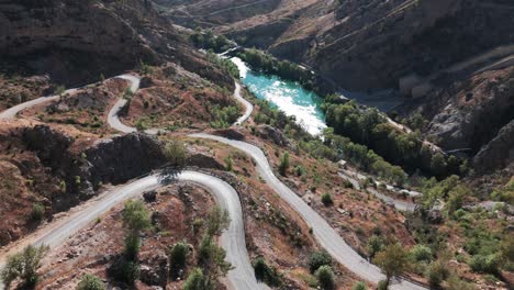 Vista-Aérea-De-Una-Carretera-Asfaltada-En-Las-Escarpadas-Montañas-Tauro-En-Alanya,-Turquía