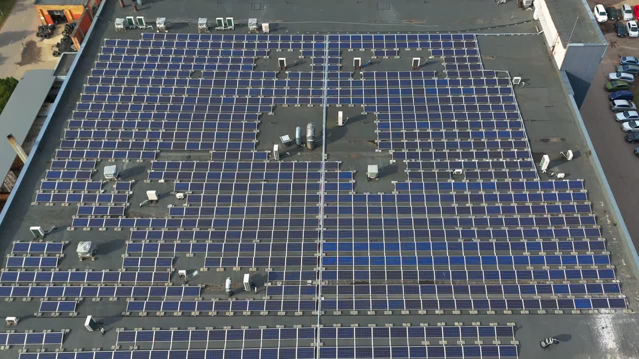 은 날에 생산 건물 지붕에 있는 태양 전지판의 공중 촬영, 확대