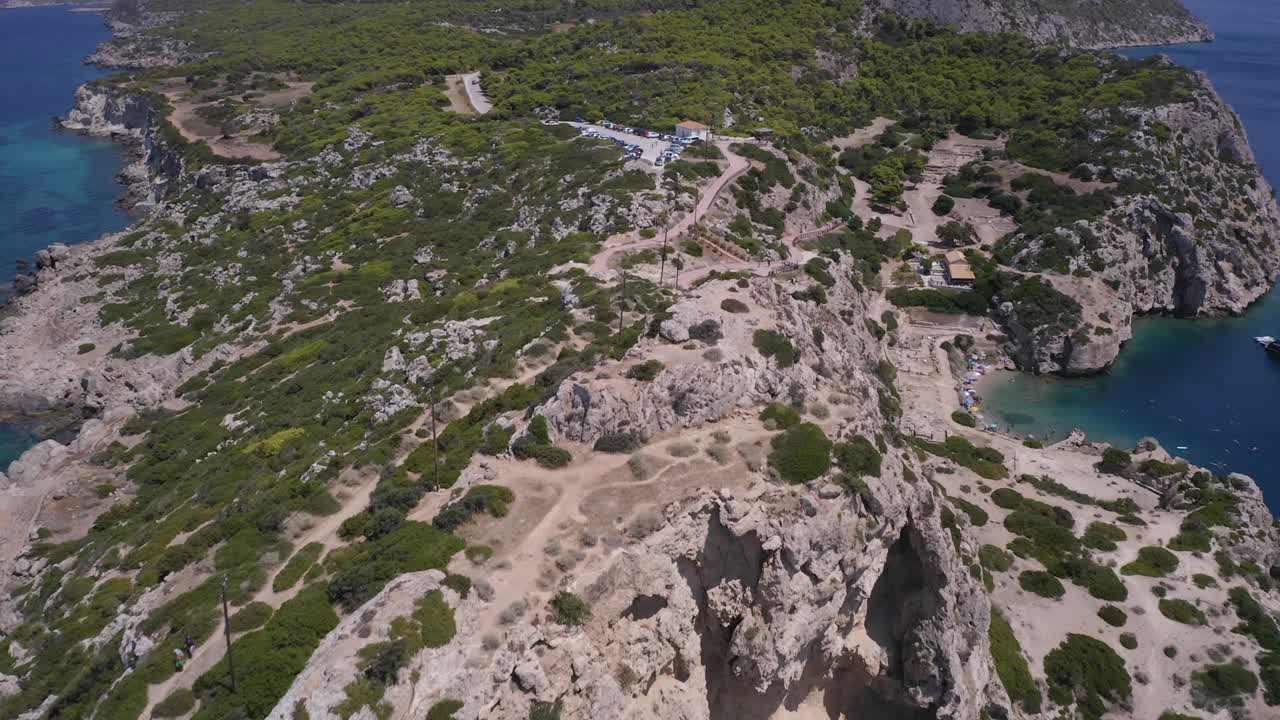vista aérea de drones del faro de melagavi en grecia