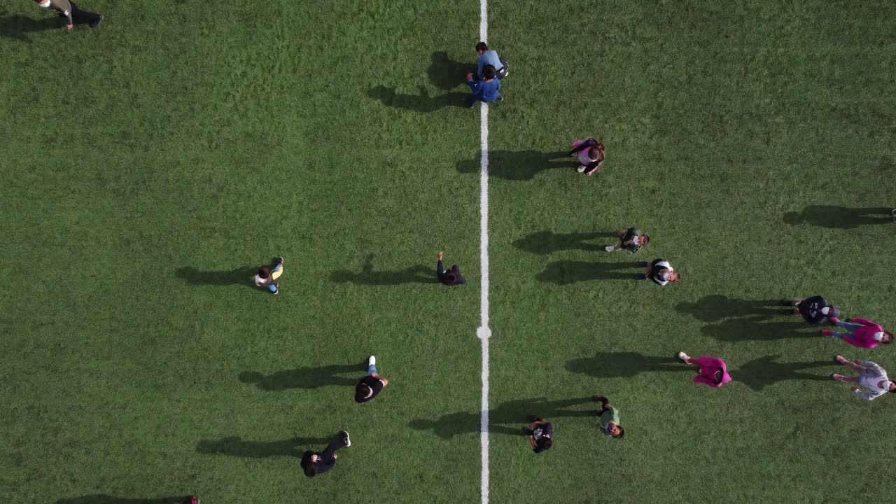 초록색 축구장 에서 놀고 있는 아이 들