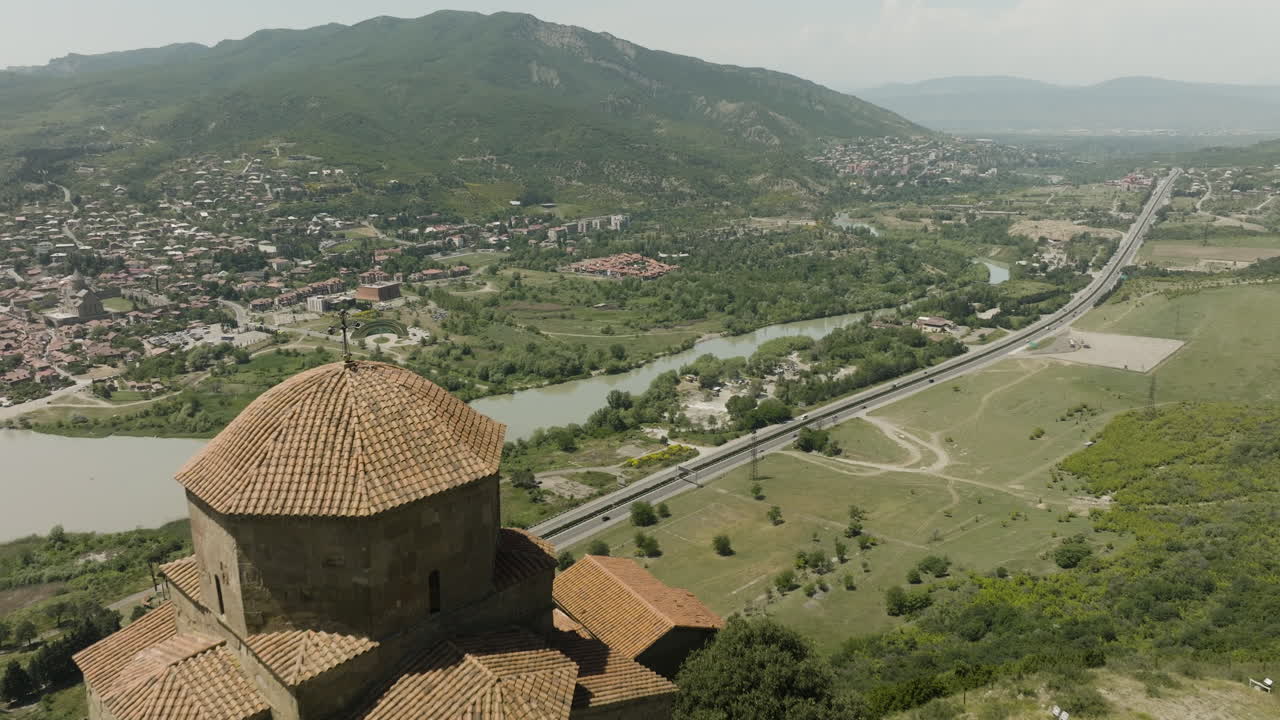 Gürcistan'da, antik Mtskheta şehrine bakan kayalık bir dağın tepesinde Jvari Manastırı'nı gösteren