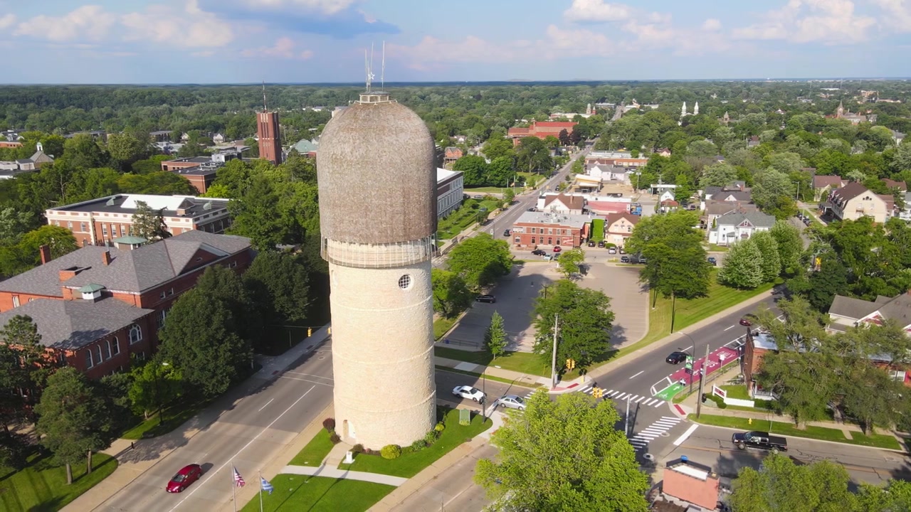 Torre dell'acqua di Ypsilanti e quartiere storico circostante nel Michigan