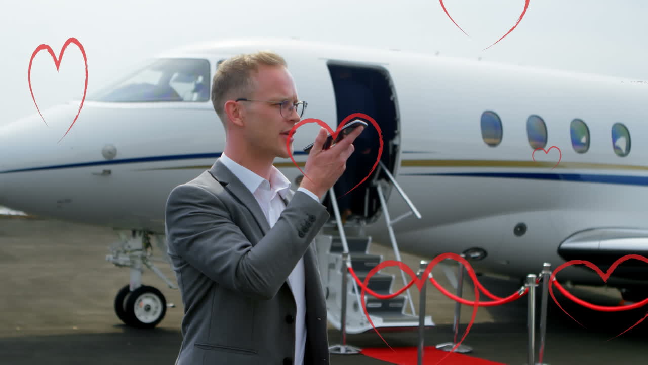 스마트폰을 사용하는 백인 사업가에 대한 심장 아이콘의 애니메이션