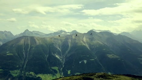 Todavía-Toma-En-Cámara-Lenta-De-Las-Montañas-Suizas-Con-Pájaros-Volando