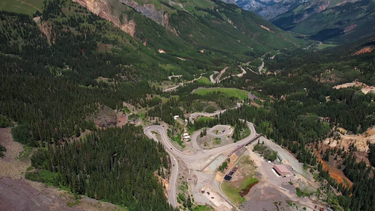 vista aérea de la carretera ventosa, parte de la autopista del millón de dólares, paso de la montaña roja, colorado, ee.uu.