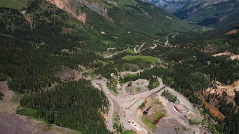 Vista-Aérea-De-La-Carretera-Ventosa,-Parte-De-La-Autopista-Del-Millón-De-Dólares,-Paso-De-La-Montaña-Roja,-Colorado,-Ee.uu.