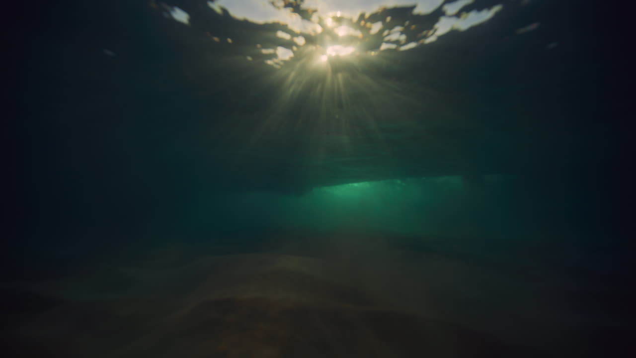 fondo submarino profundo misterioso con rayos de luz místicos y onda