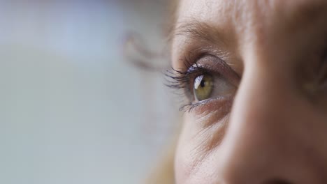 Bunte-Augen-Einer-Reifen-Frau-In-Nahaufnahme.