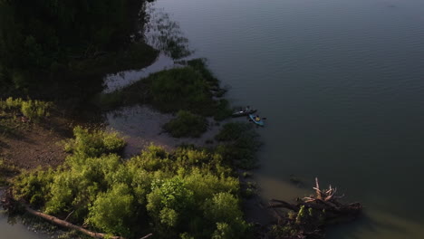 Kayakers-On-The-Waterside-Of-Lake-Sequoyah-In-Fayetteville,-Arkansas,-USA