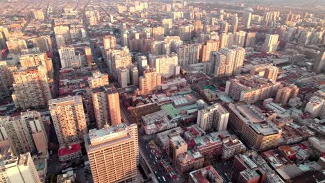 съемка с воздуха центра города сантьяго, многолюдные соседние здания в золотой час, чили