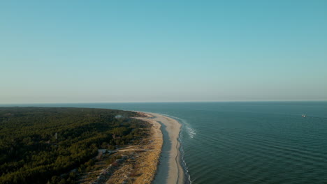 playa de verano con océano sereno en península hel en mar báltico, polonia