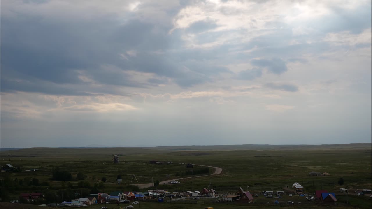 초원 에 있는 마을 의 경치 가 아름답다