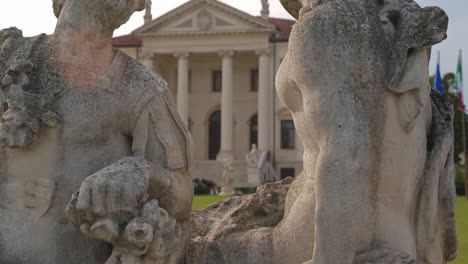 las estatuas de los amantes en la villa veneciana, estilo palladio, vicenza, italia