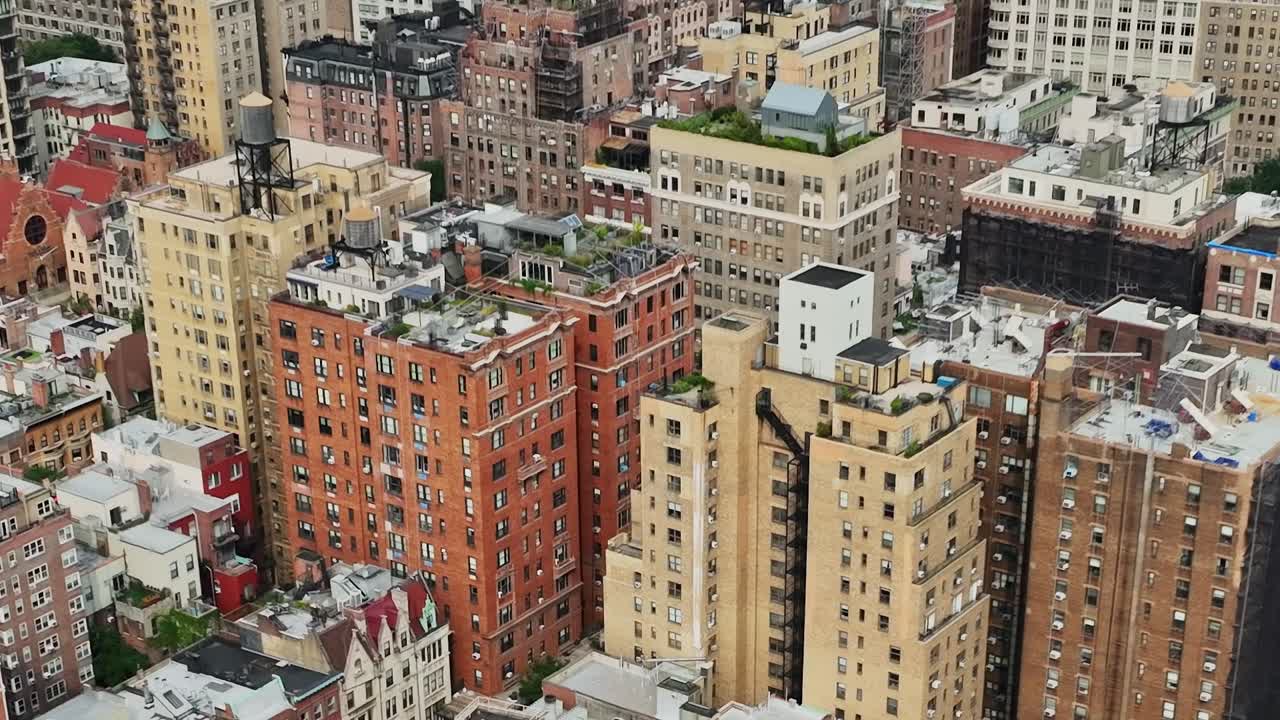 Exploring the buildings of New York City from an aerial perspective